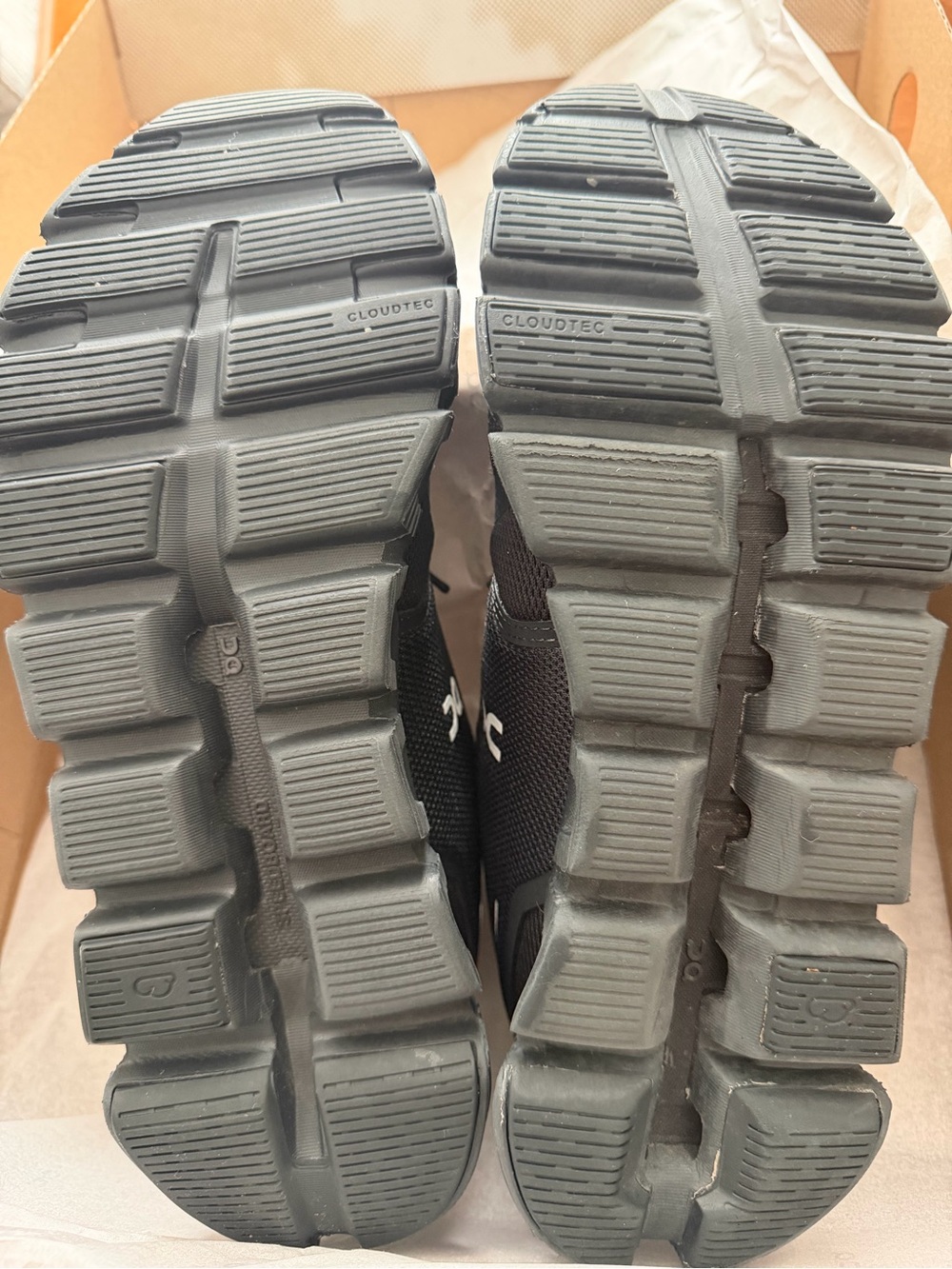 On Cloud 6 Women’s Running Shoes in Black/Black. - Picture 6 of 6